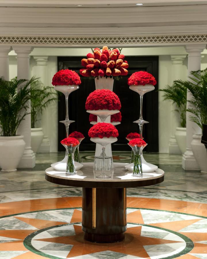 The Claridges New Delhi Hotel Екстериор снимка Flower arrangement at the Taj Mahal Palace, Mumbai