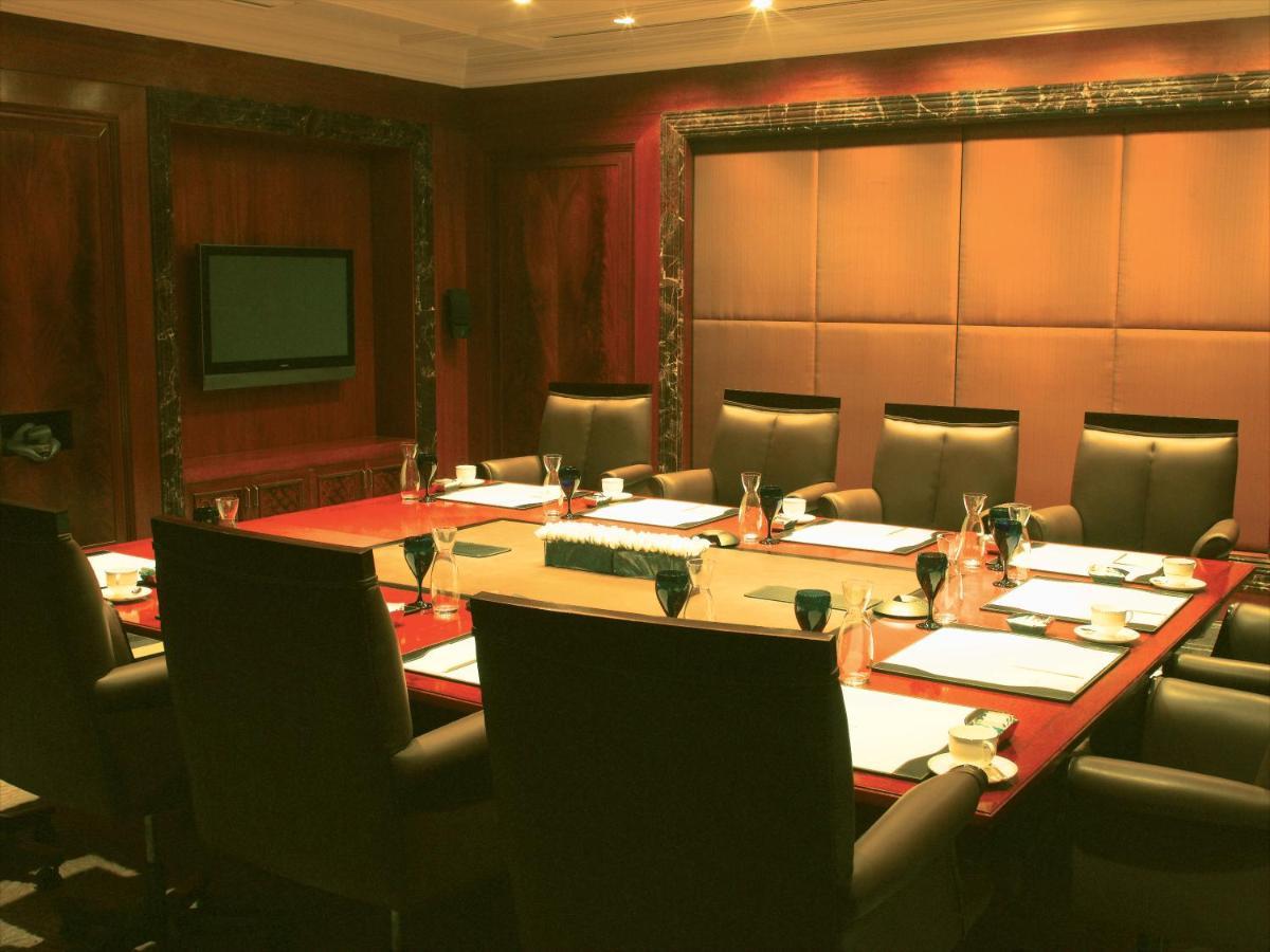 The Claridges New Delhi Hotel Съоръжения снимка The boardroom of the club