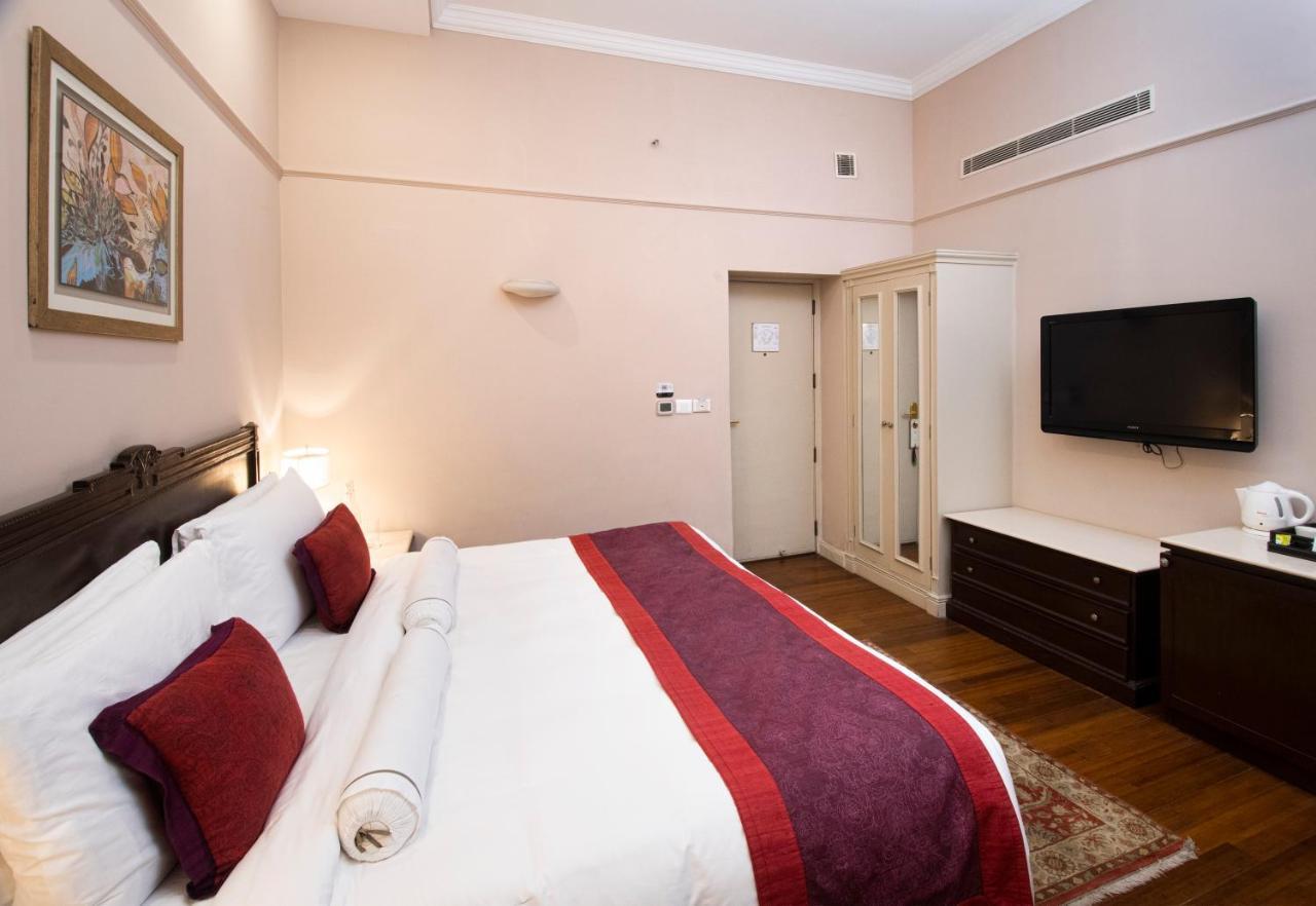The Claridges New Delhi Hotel Екстериор снимка A room at the hotel