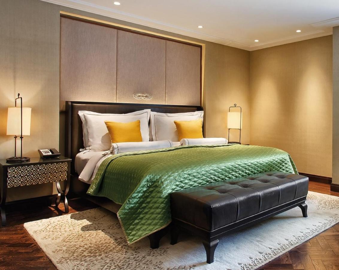 The Claridges New Delhi Hotel Екстериор снимка A bedroom at the Taj Mahal Palace
