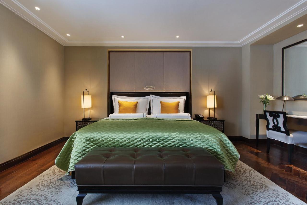The Claridges New Delhi Hotel Екстериор снимка A bedroom at the Mandarin Oriental, London