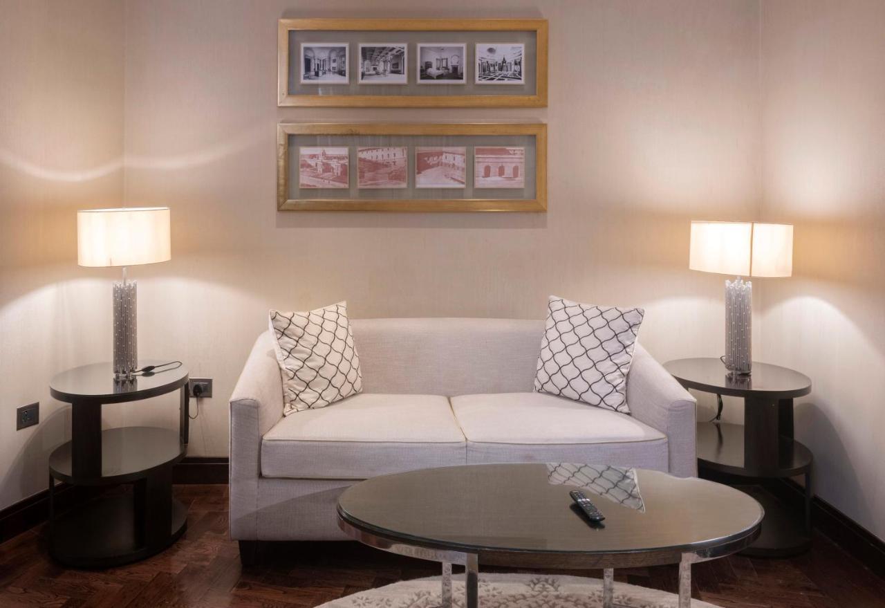 The Claridges New Delhi Hotel Екстериор снимка A living room with a sofa