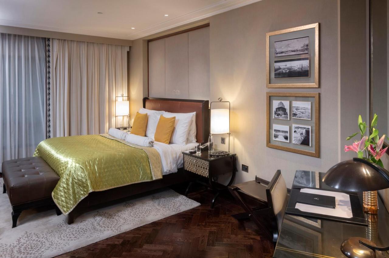 The Claridges New Delhi Hotel Екстериор снимка A bedroom in the hotel