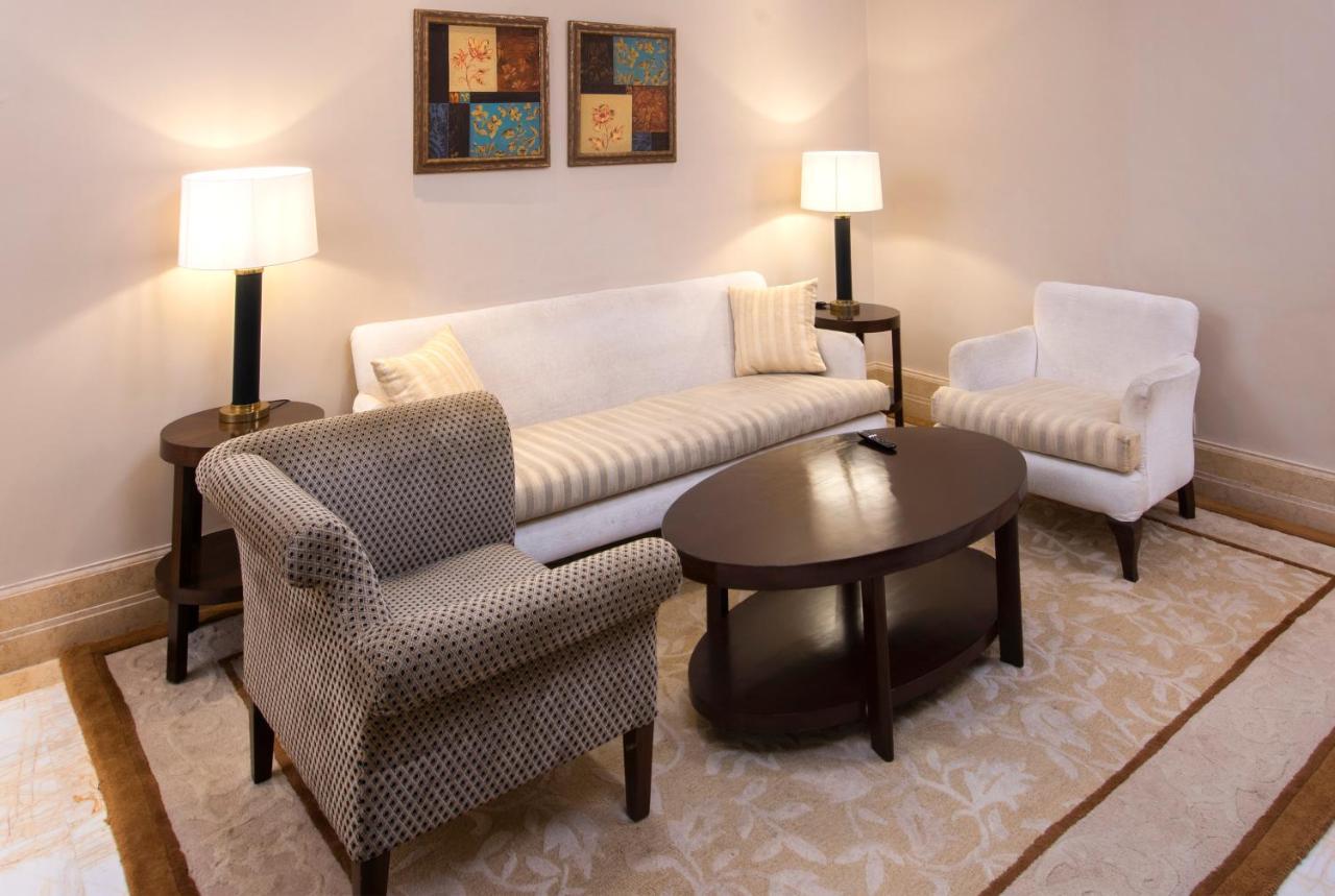The Claridges New Delhi Hotel Екстериор снимка A living room