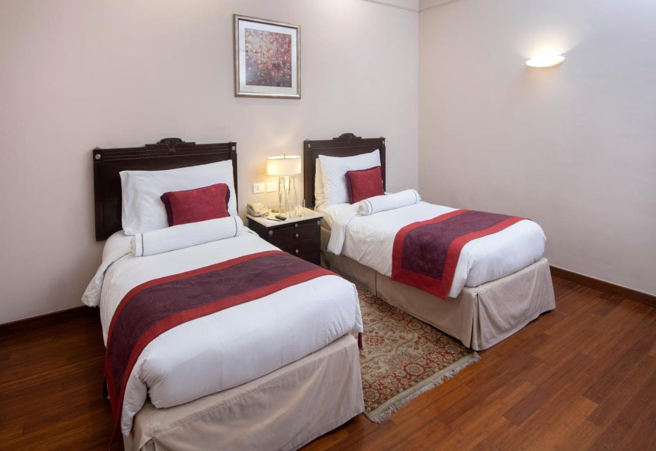 The Claridges New Delhi Hotel Екстериор снимка A room at the hotel