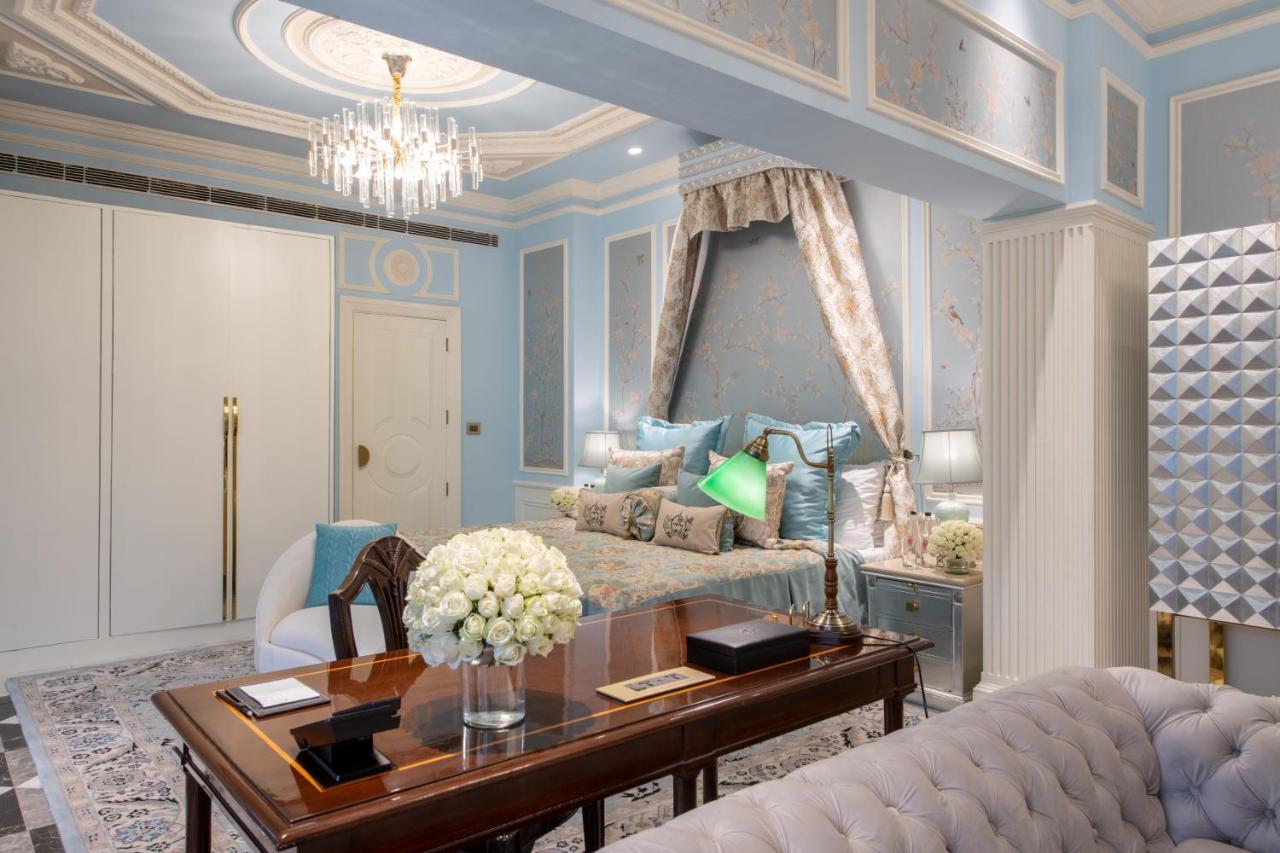 The Claridges New Delhi Hotel Екстериор снимка A bedroom at the hotel