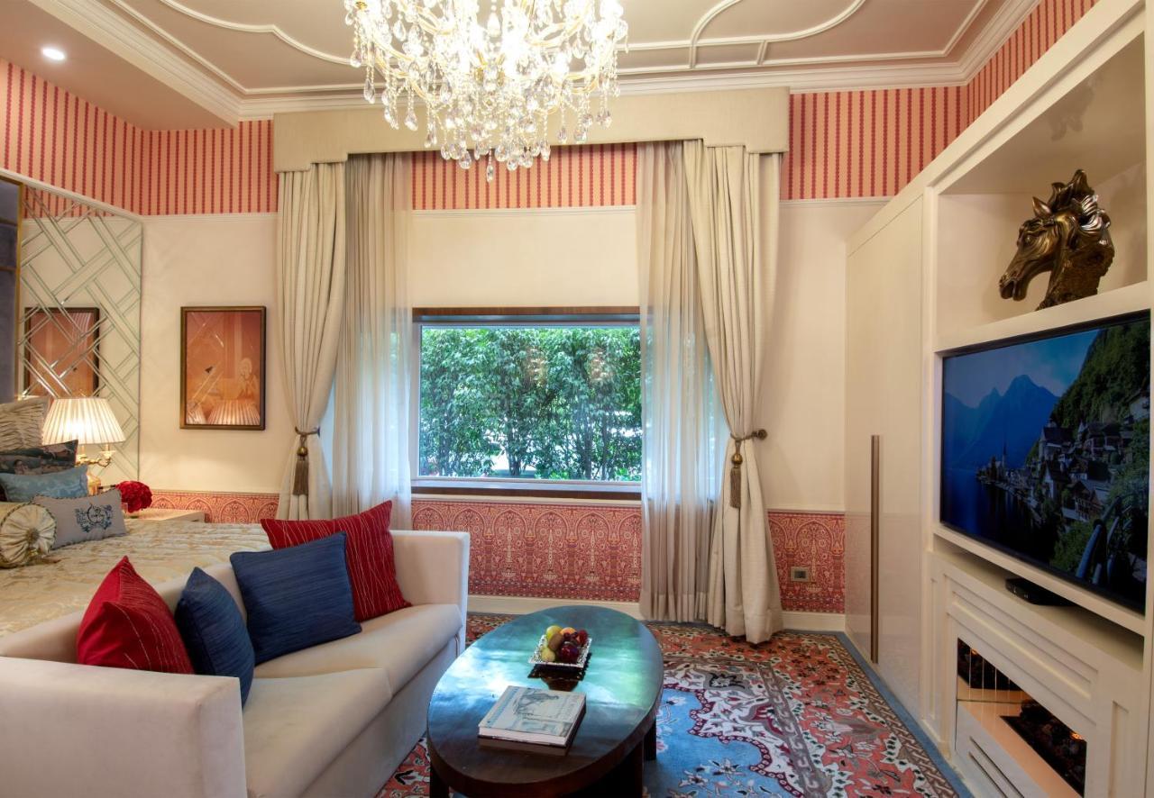 The Claridges New Delhi Hotel Екстериор снимка A living room at the Taj Mahal Palace