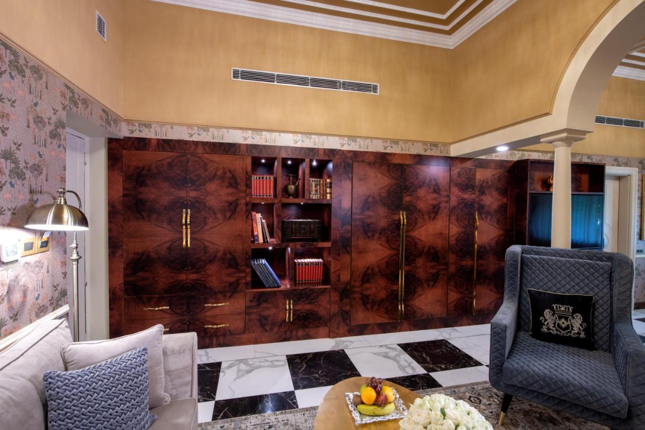 The Claridges New Delhi Hotel Екстериор снимка A living room in the hotel
