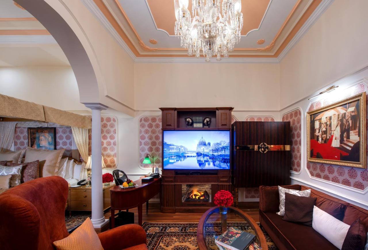 The Claridges New Delhi Hotel Екстериор снимка A living room in the Imperial Suite