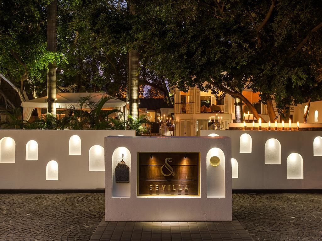The Claridges New Delhi Hotel Екстериор снимка The entrance of the restaurant