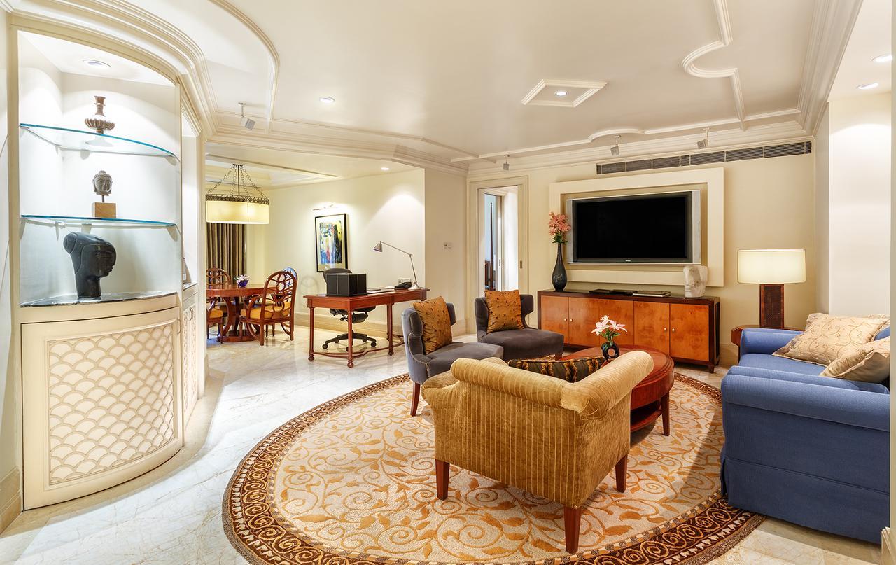 The Claridges New Delhi Hotel Екстериор снимка A living room in a suite at the Ritz-Carlton, Dubai