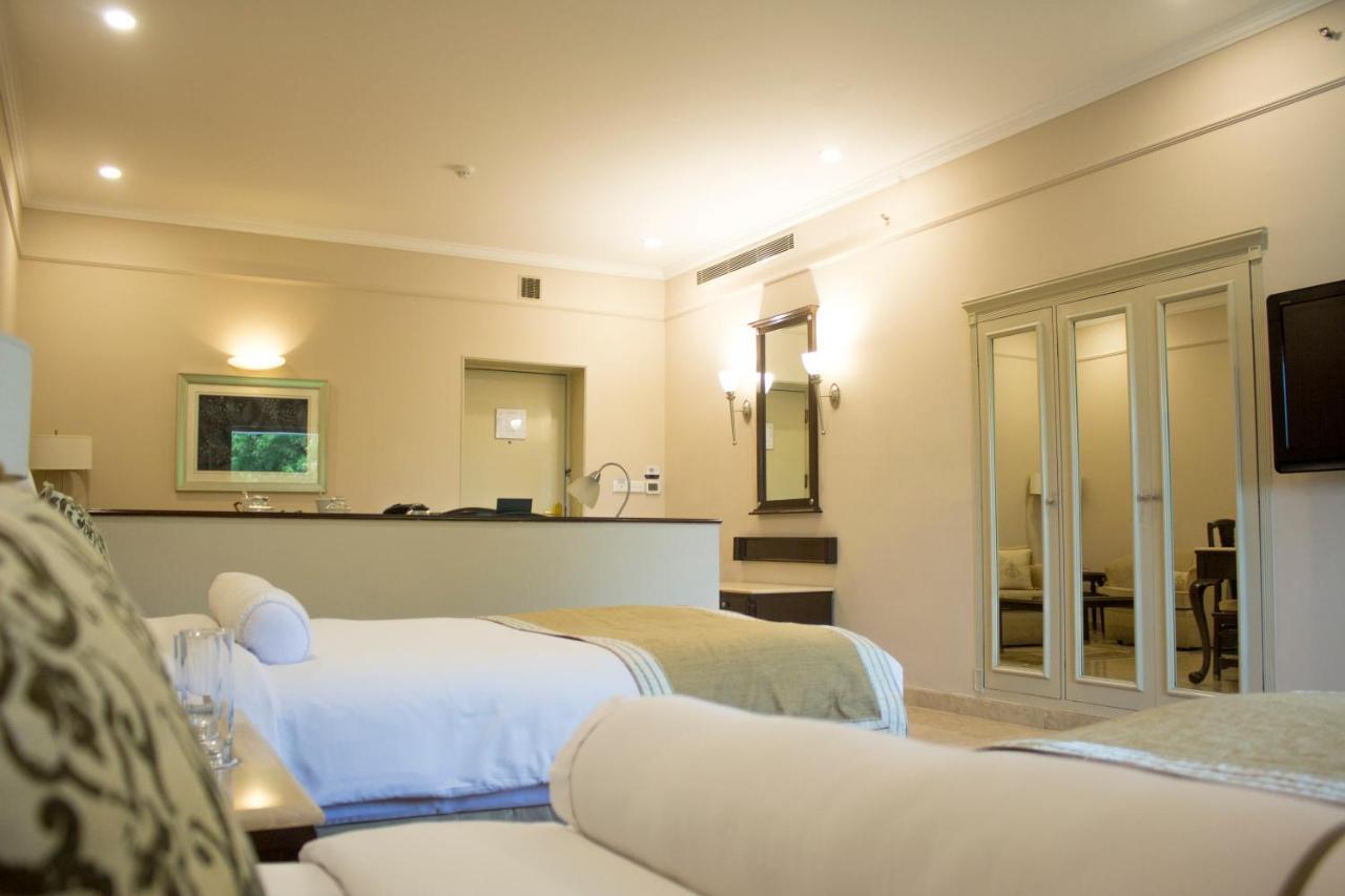 The Claridges New Delhi Hotel Екстериор снимка A room at the hotel